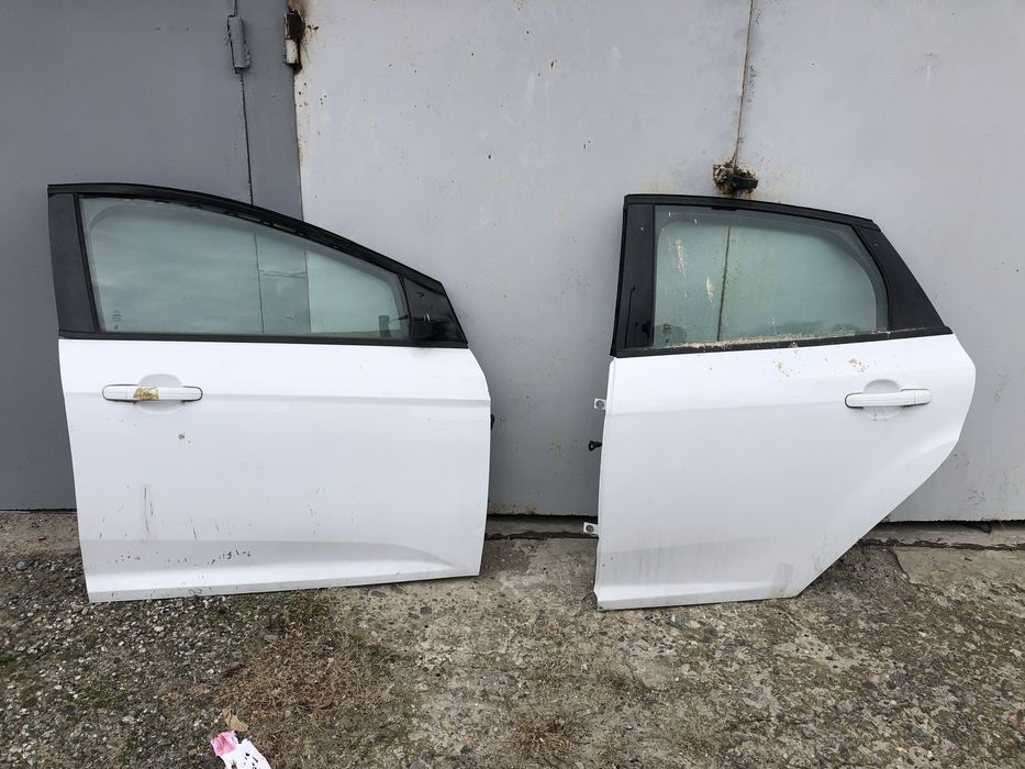 Форд фокус двер передня права 200$