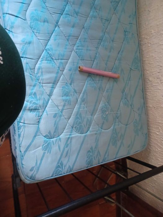 Cama com colchão solteiro  aceito troca pot bicicleta
