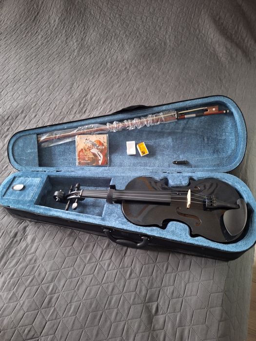Нова скрипка.в комплекті смичок ,каніфоль