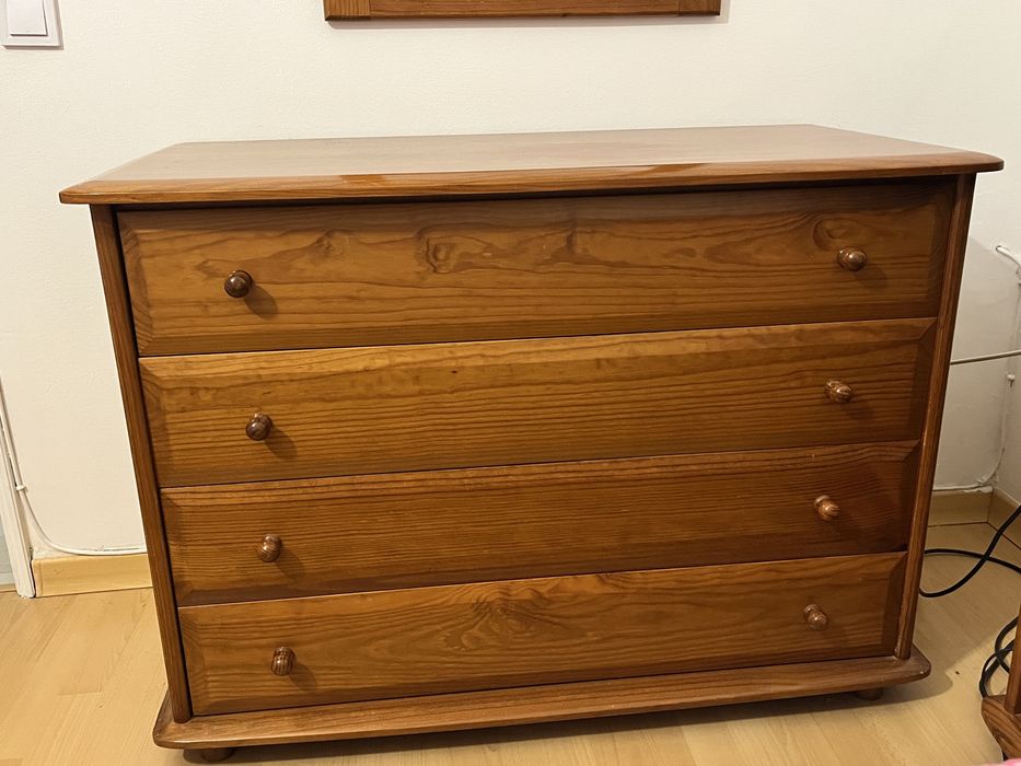 Cómoda em cerejeira