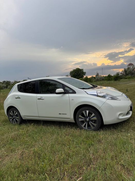 Продам NISSAN LEAF 2011 года