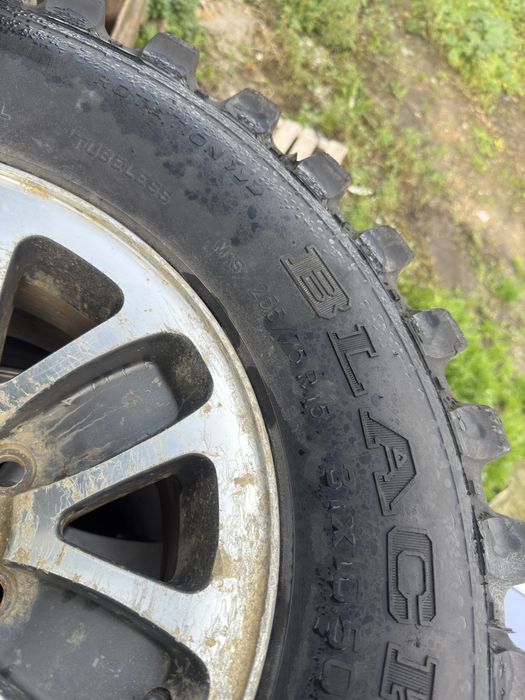 Jantes com pneus terrano e pajero