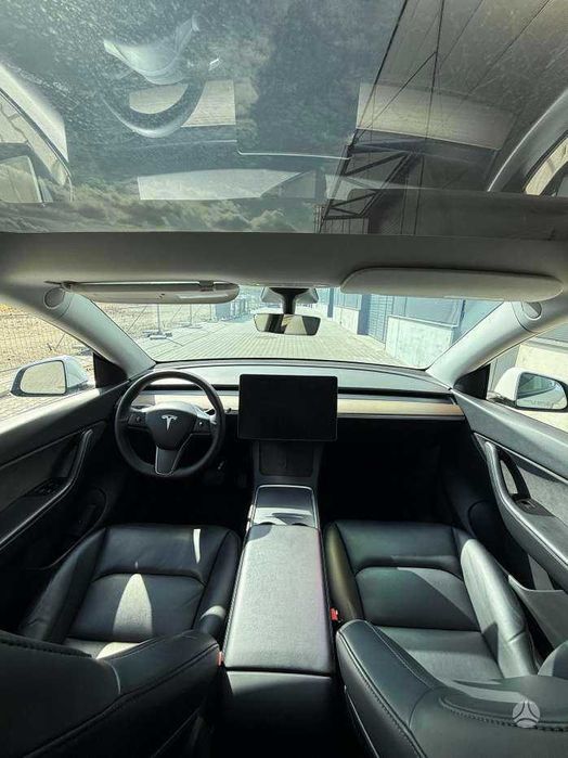 Tesla model Y 2021