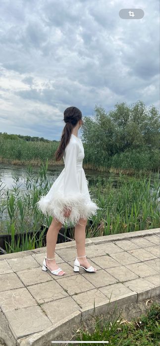 Біла сукня з пір’ями