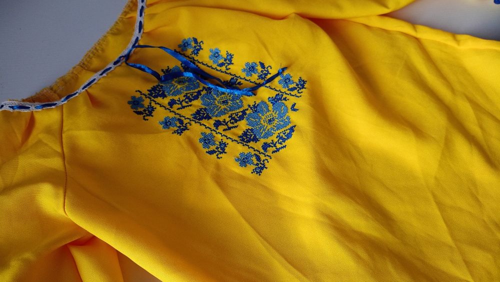 Український вишитий костюм на дівчинку