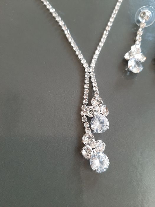 Conjunto colar / fio  e brincos em brilhantes