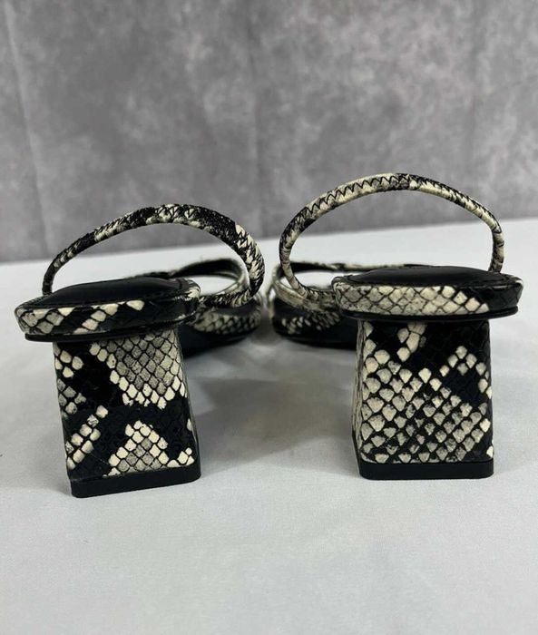 Босоножки  в змеиный принт H&M