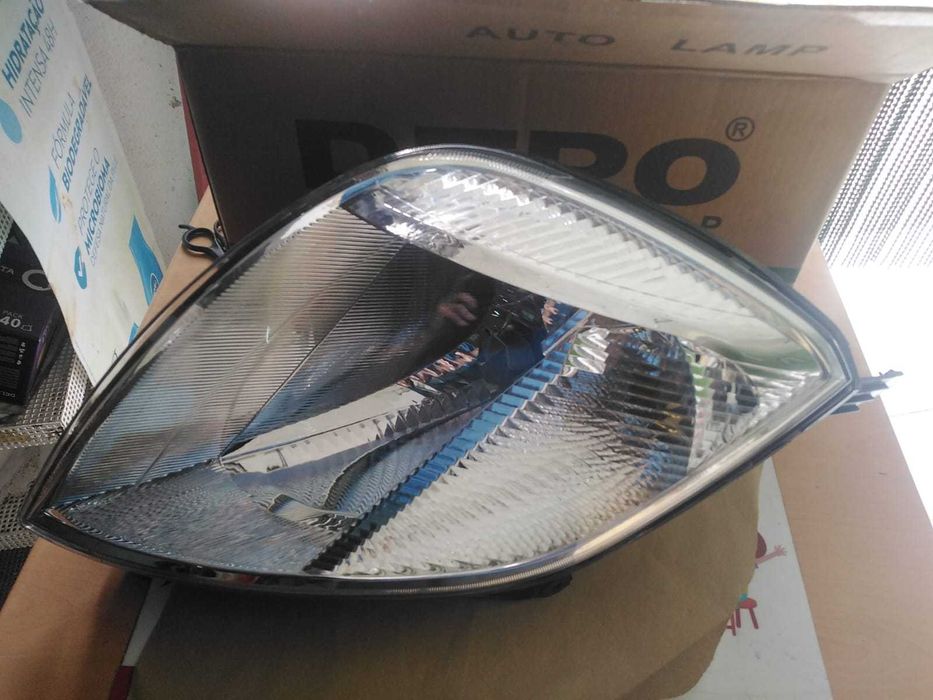 Farol Direito Ford Fiesta de 2002 Novo
