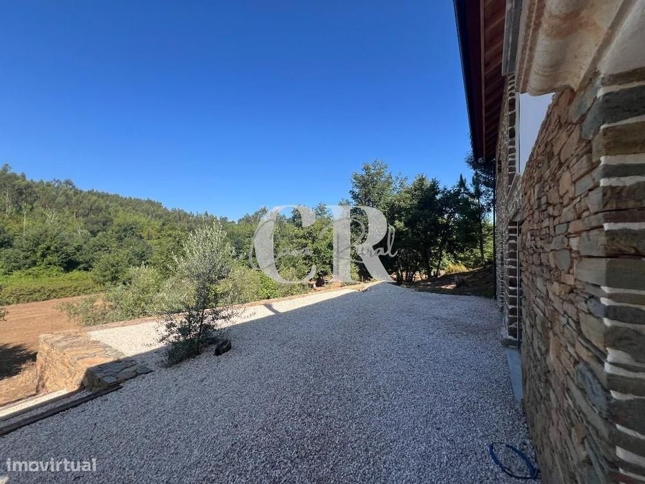 Casa de Pedra Renovada, Ruínas, Riacho, Poços e 15.570m2 de Terreno na