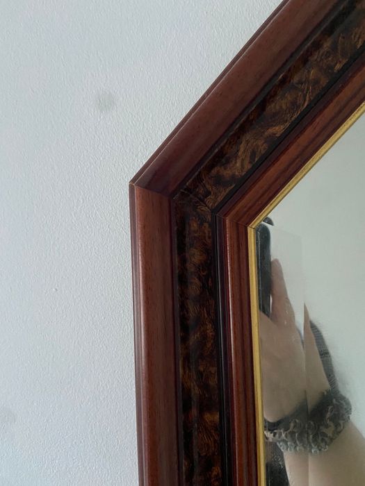 Espelho grande com moldura em madeira – 135 x 65 cm