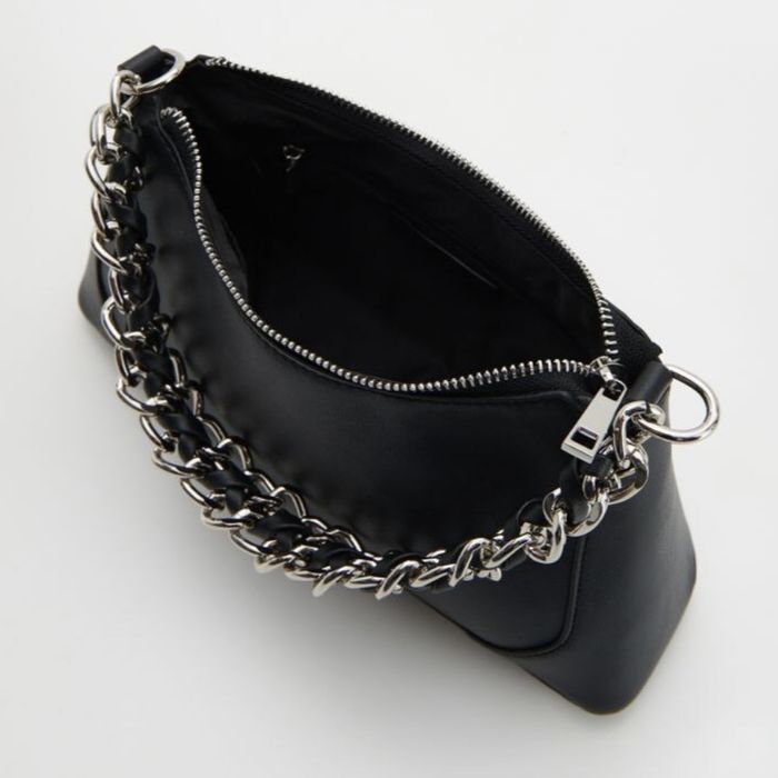 Чорна сумка Reserved у стилі y2k