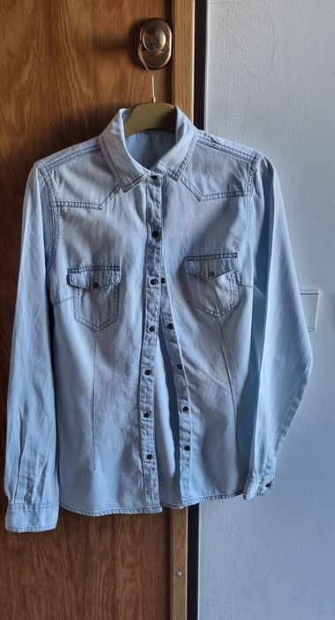 Camisa de ganga azul claro