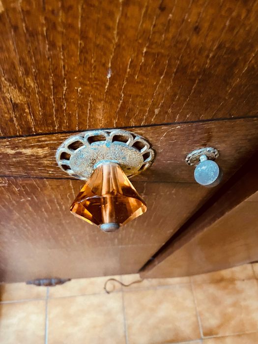 Roupeiro antigo de madeira de três portas