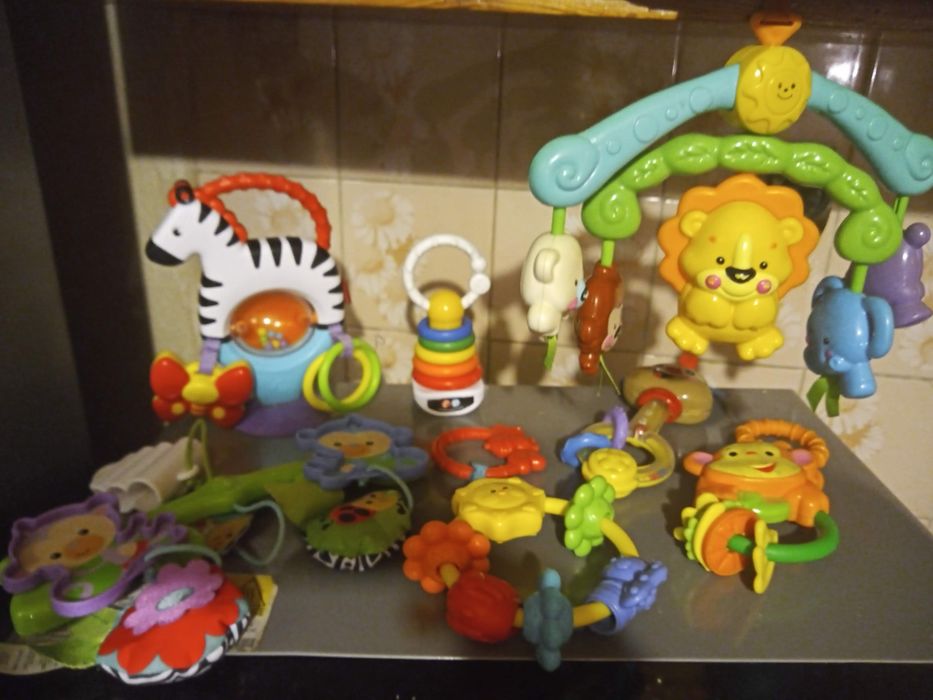 Fisher Price- grzechotki i gryzaki