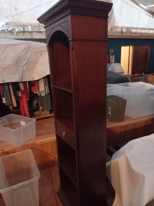 Estantes em madeira com prateleiras