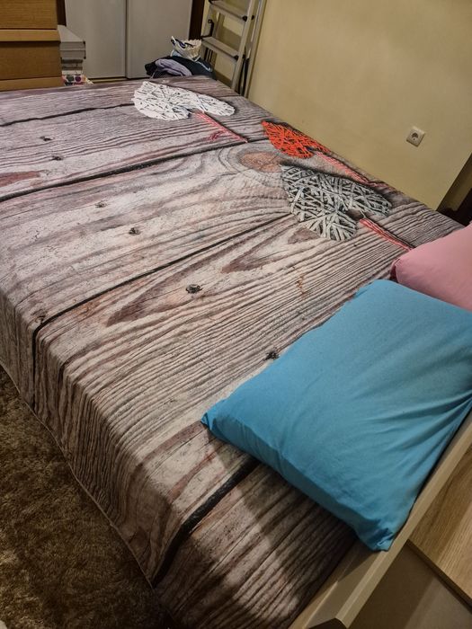 Cama de casal com mesinha