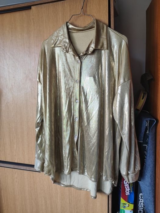 Camisa dourada, nova, muito elegante