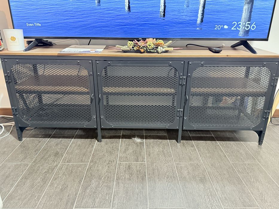 Aparador de televisao IKEA castanho com detalhes pretos