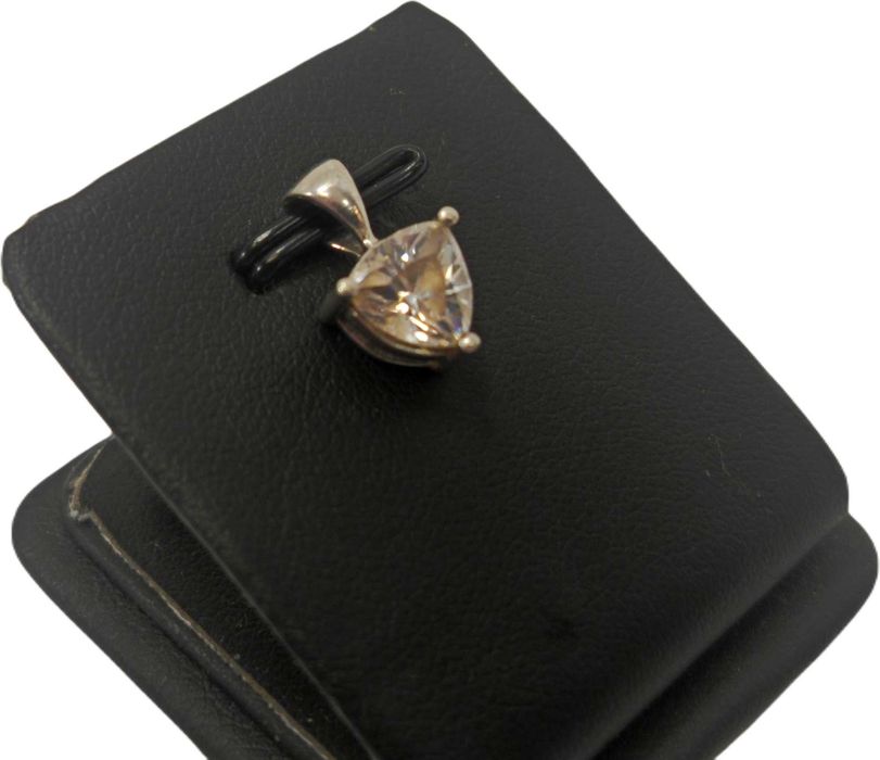 Srebrna zawieszka z kamyczkiem