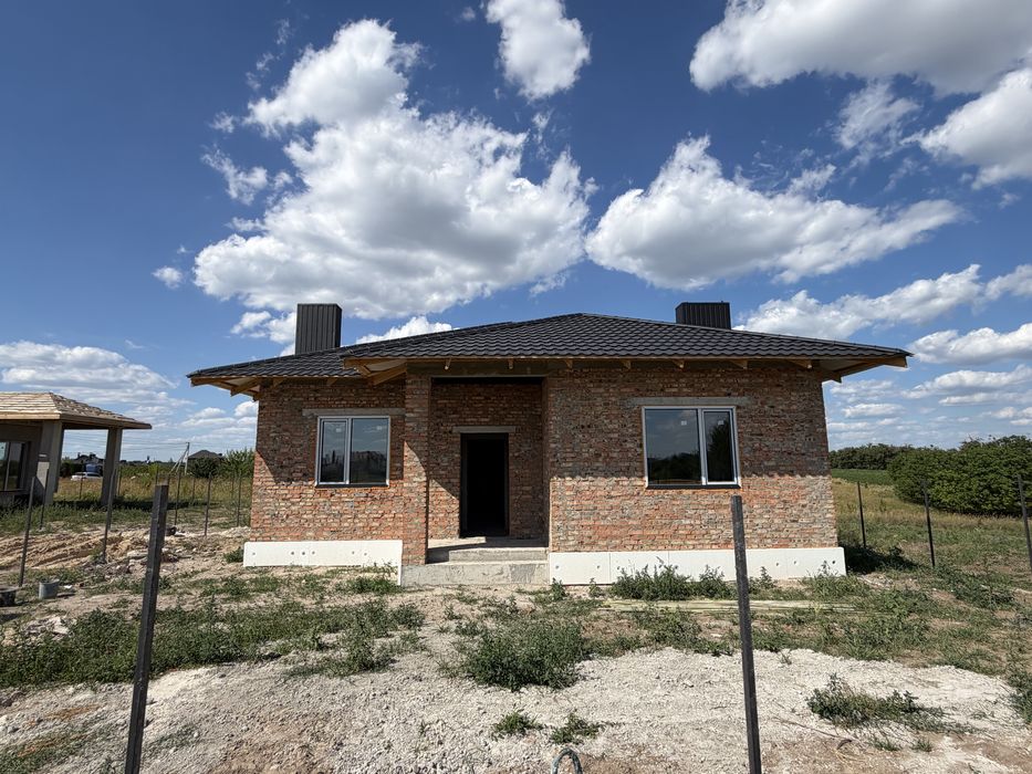 Продаж окремий будинок в престижній локації — с. Боратин Луцький район