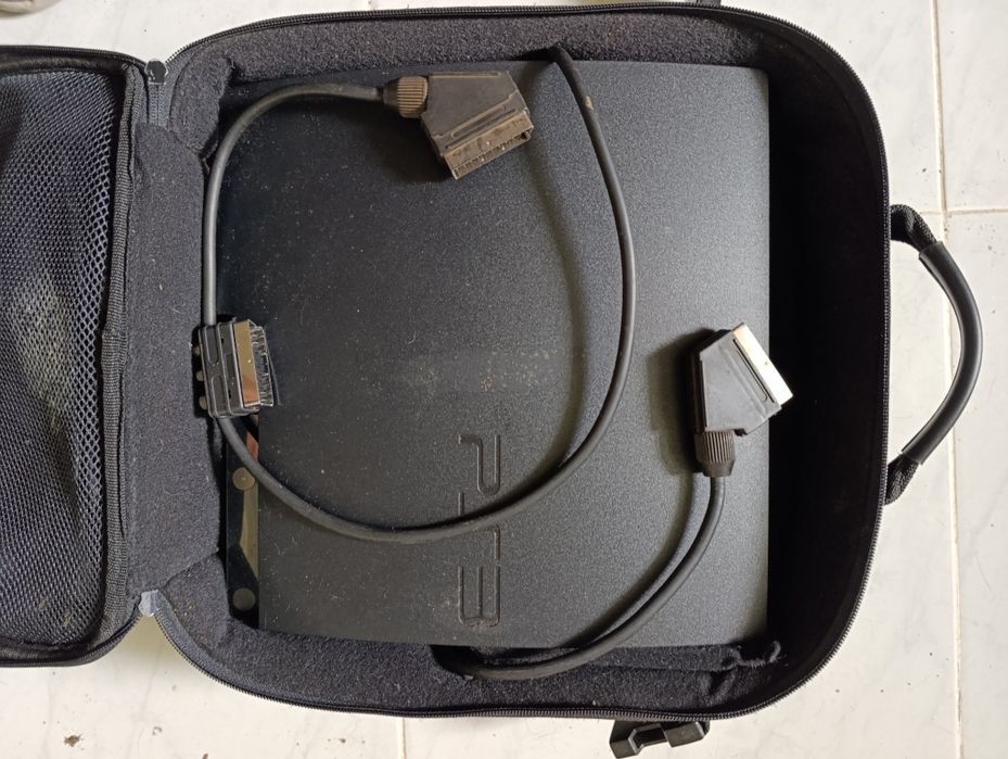 PS3 e bolsa de transporte