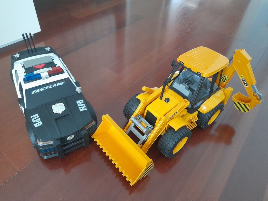 Brinquedo de Carro de polícia e retroescavadora.