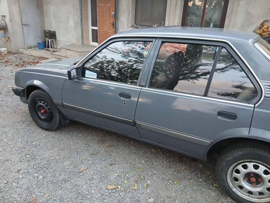 Опель   аскона       .