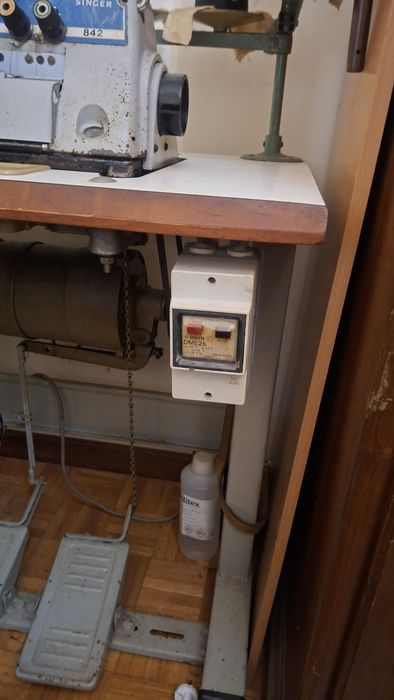 Máquina de cortar e cose