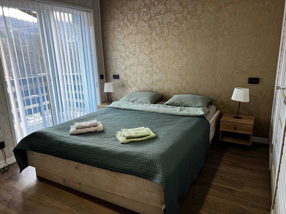 Котедж в Яремчі біля річки, на висоті)