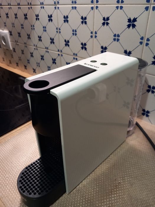 Máquina de café nespresso compacta
