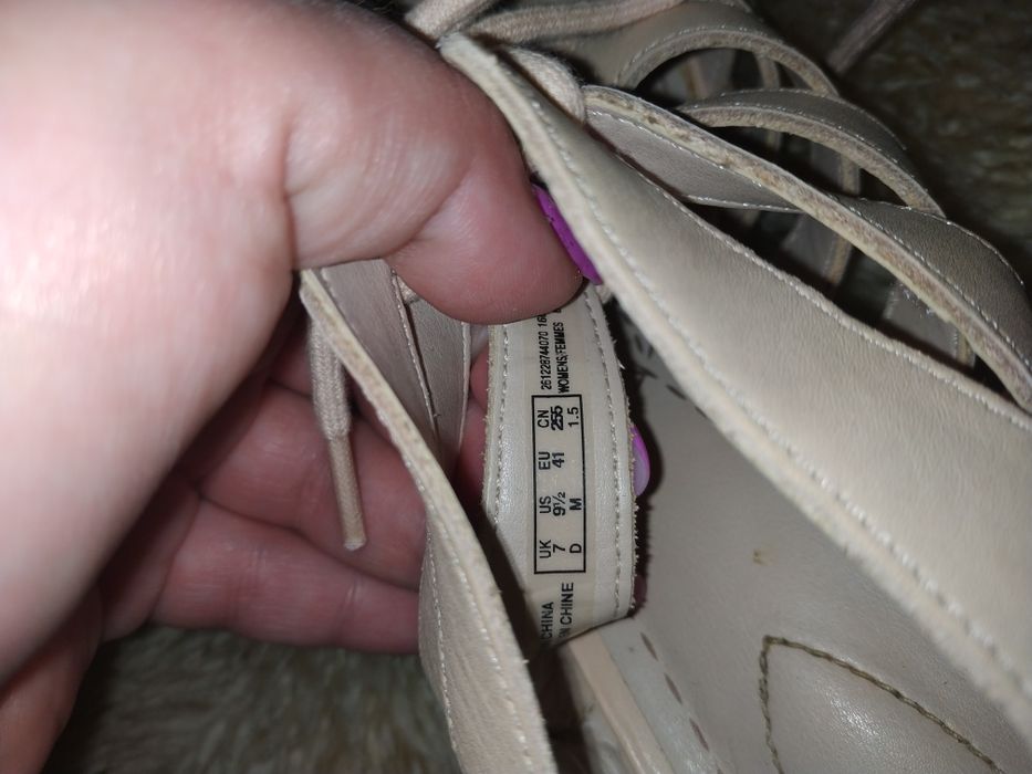 Clarks стильні босоніжки 41 р по устілці 26.6 см ширина 9 см каблук 7