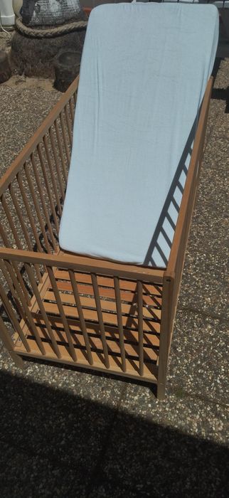 Cama de bebé em madeira com colchão
