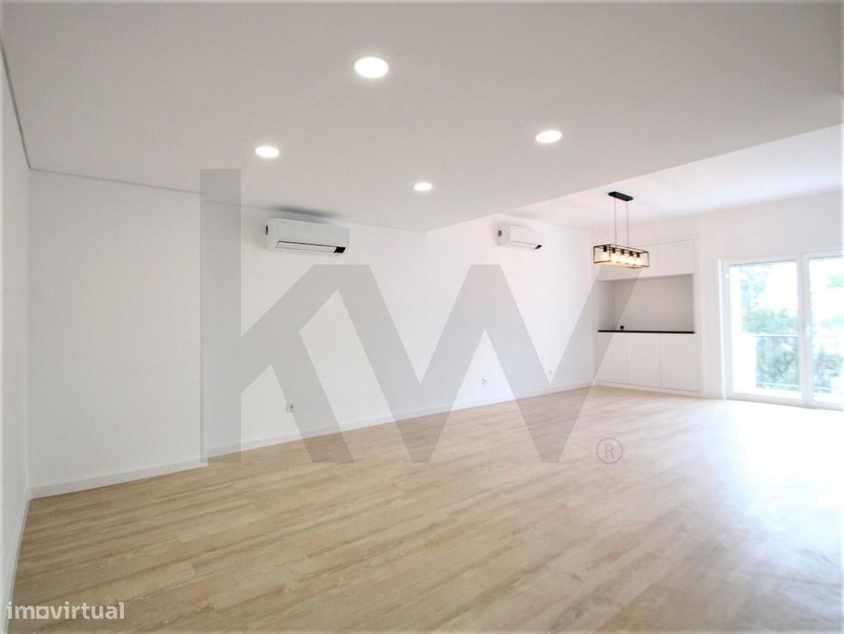 Apartamento T4 Remodelado a 4 min da Praia – Paço de Arcos