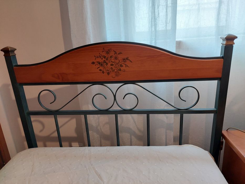 Conjunto quarto: cama de ferro recuperada,mesa de cabeceira e cómoda a fazer conjunto.