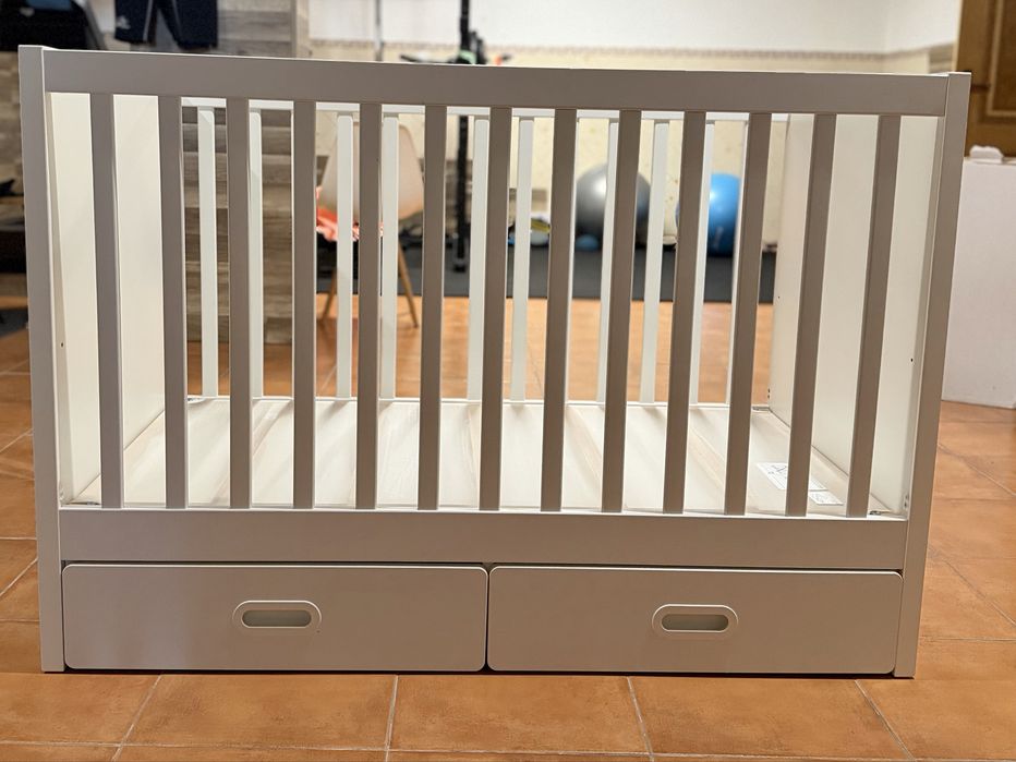 Berço de bebé Ikea branco com colchão e 2 gavetas