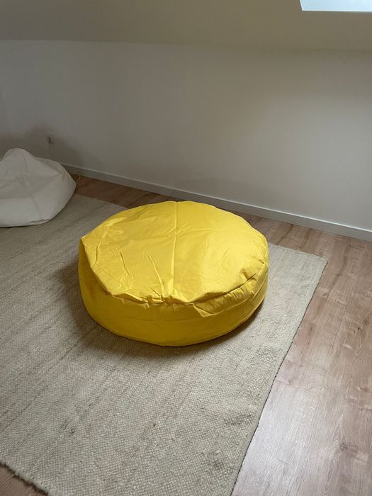 Puff novo, amarelo, girissimo, que pode usar no jardim ou em casa.