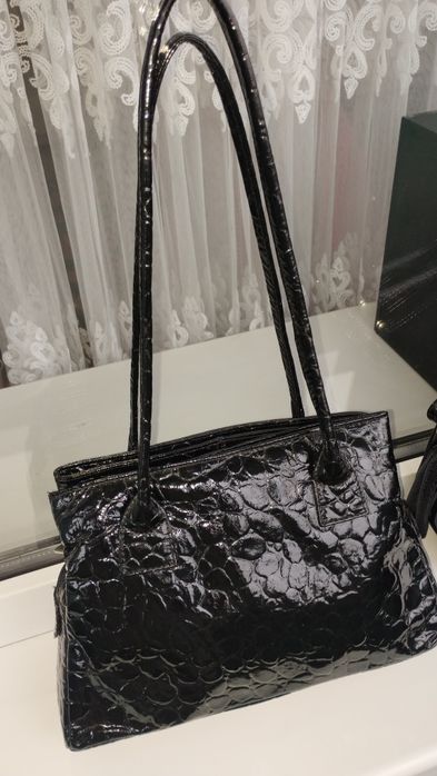 Продается чернкя  сумочка лак кожа.