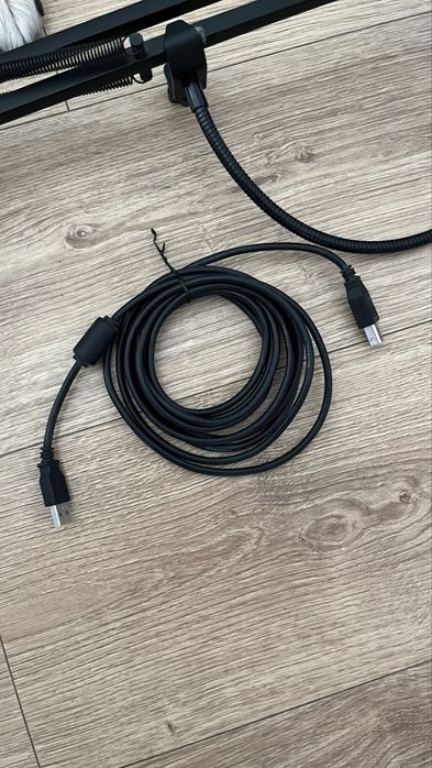 Mikrofon pojemnościowy DNA DNC-1U z koszykiem, statywem i popfiltrem