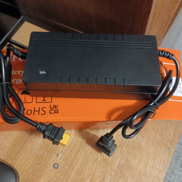 Продам зарядку Lifepo4 12v 10A