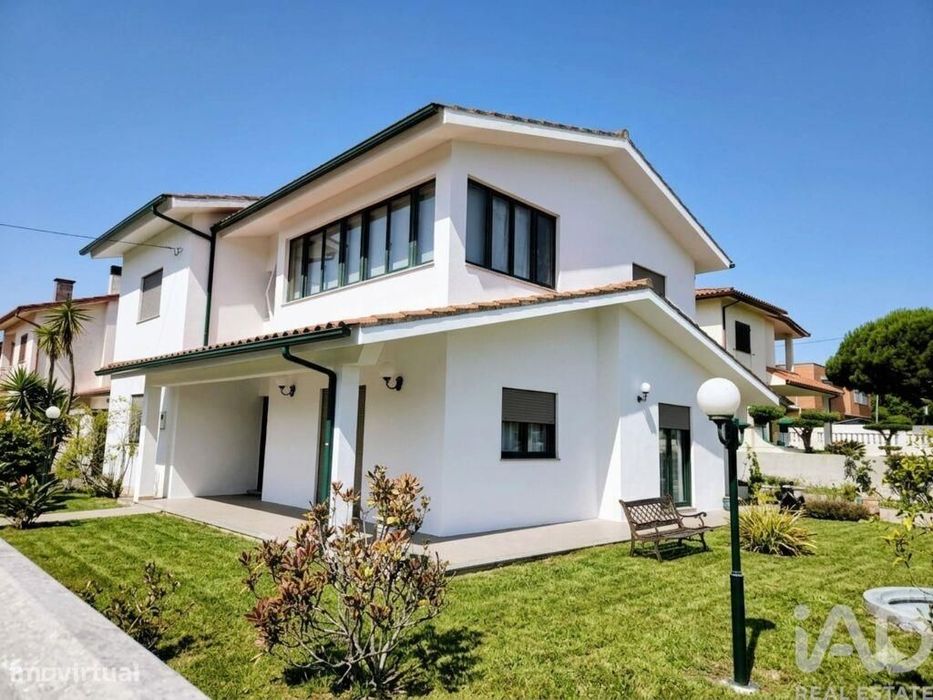Moradia isolada T4 em Chafé de 266 m2