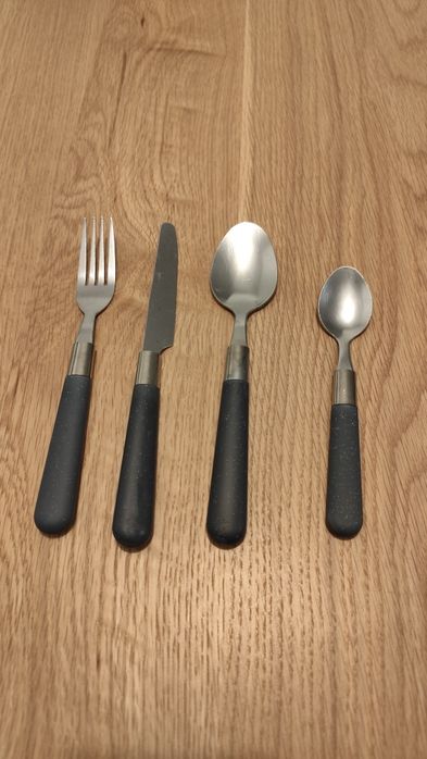 32 ( 8 de cada )talheres de refeição