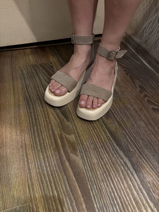 Босоножки на танкетке