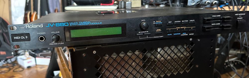 Синтезатор Roland JV-880