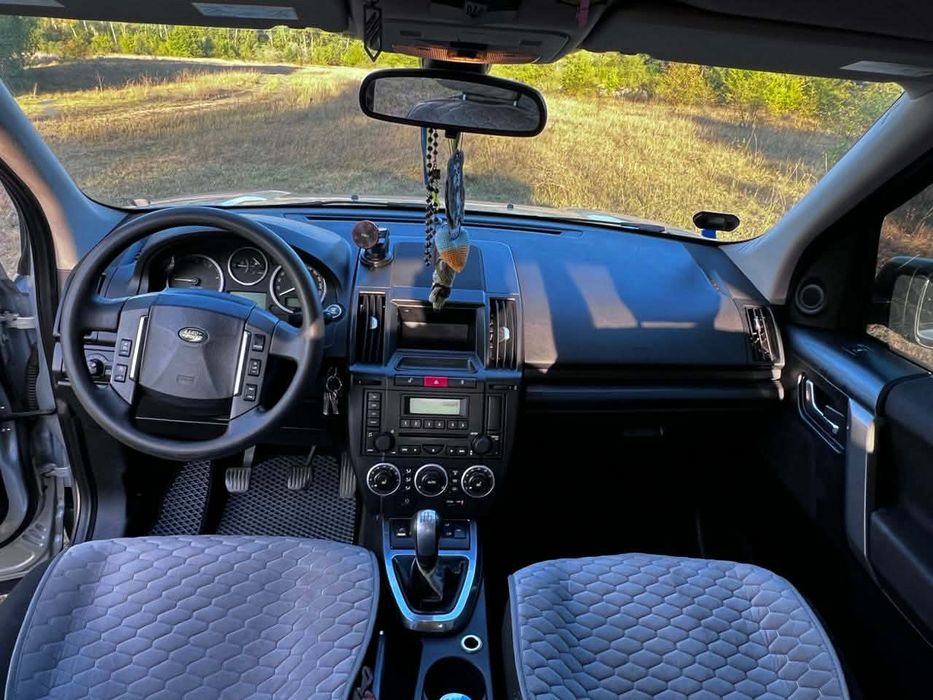 Машина Lend Rover 2007 року