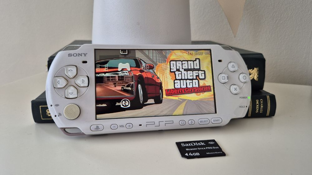 PSP 3004 Slim & Lite Branca c/Carregador e Cartão