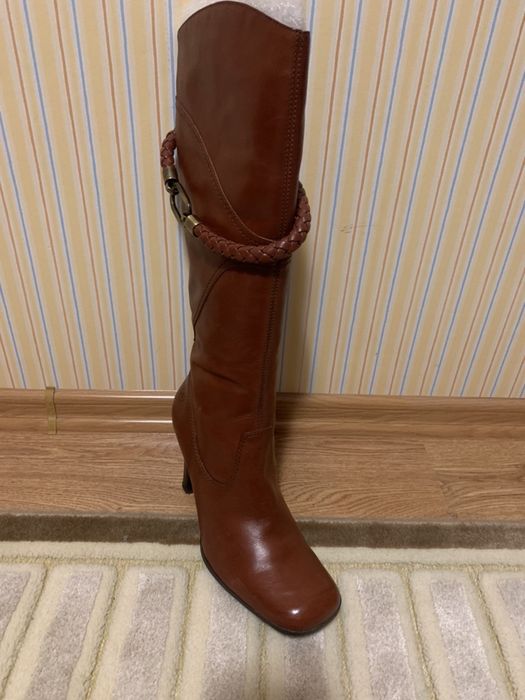 Продаются женские сапоги