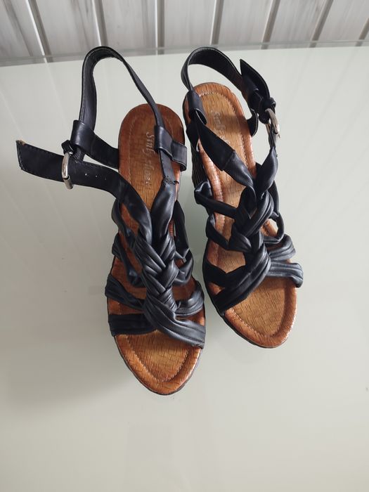 Sandały na koturnie