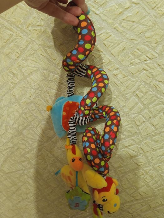 Игрушки на детскую коляску ,кроватку , лот .