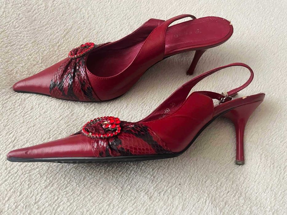 Жіночі босоніжки з довгим ніском на каблуку (віддам безкоштовно)