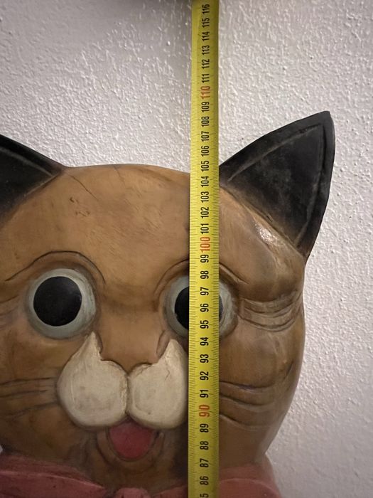 Gato de madeira maciça com medicao de altura